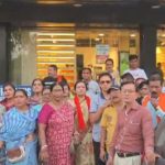 हिंदू भावनाओं को ठेस पहुँचाने का आरोप : हिंदू जागरण मंच ने लेंसकार्ट स्टोर्स के सामने किया प्रदर्शन