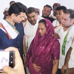 पद्मश्री फुलबासन बाई से मिले कांग्रेस नेता, बोले-प्रदेश में कानून व्यवस्था चरमराई, गृहमंत्री को जनता की चिंता नहीं